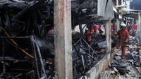 Petugas Damkar mendata ada sebanyak 414 kios yang hangus terbakar akibat insiden tersebut.