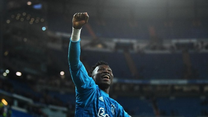 MADRID, SPAIN - MARCH 05:  Andre Onana of Ajax celebrates victory after the UEFA Champions League Round of 16 Second Leg match between Real Madrid and Ajax at Bernabeu on March 05, 2019 in Madrid, Spain. (Photo by David Ramos/Getty Images)