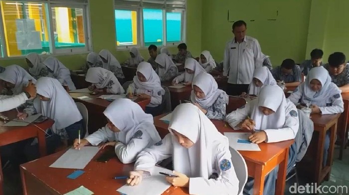 Siswa SMKN 1 Garut ujian pakai handphone