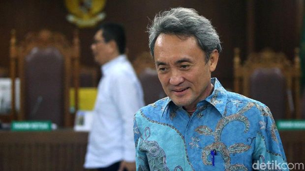 Eks Presiden Komisaris Lippo Group, Eddy Sindoro tertunduk lesu saat divonis 4 tahun penjara.