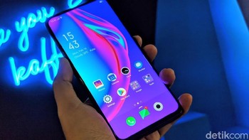 F11 Pro juga membawa layar 6,53 inch Full HD+, terlindungi kaca Gorilla Glass 5, dan punya rasio screen-to-body mencapai 90,9%. Foto: Adi Fida Rahman/detikINET