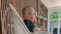 Duduk bersantai sambil makan biskuit, Xabiru lucu banget. Pantas saja ya banyak yang bilang Xabiru adalah keponakan online. Foto: Instagram@rachelvennya