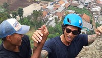 Aktivitas climbing di Gunung Batu, Bogor. Bisa coba turun dengan cara rappeling. (My Trip My Adventure)