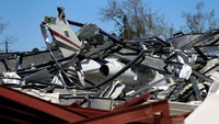 Sebuah pesawat jet Bombardier Challenger 350 nampak rusak tertimpa bangunan di Bandara Eufaula Municipal usai terjadinya tornado pada Minggu (3/3/2019) lalu.