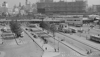 Kalau ini adalah Shinjuku Station pada tahun 1963. Foto: Vintages