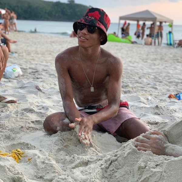 Saat pulang kampung ke Brasil, David menghabiskan waktunya dengan main di pantai. Tampaknya David adalah sosok yang humoris dan menyenangkan. (Instagram/@davidneres) Saat pulang kampung ke Brasil, David menghabiskan waktunya dengan main di pantai. Tampaknya David adalah sosok yang humoris dan menyenangkan. (Instagram/@davidneres)