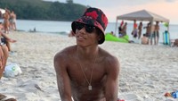 Saat pulang kampung ke Brasil, David menghabiskan waktunya dengan main di pantai. Tampaknya David adalah sosok yang humoris dan menyenangkan. (Instagram/@davidneres)
