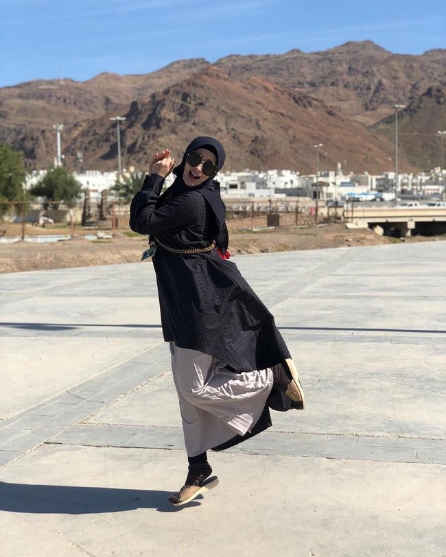 Warna-warna busana yang dipilih oleh Zaskia Gotik juga cenderung netral seperti hitam, cokelat, hingga dusty pink. Ia pun tidak mengenakan busana yang berat, tapi cukup simple seperti gamis, tunik, dan outerwear. Foto: Instagram