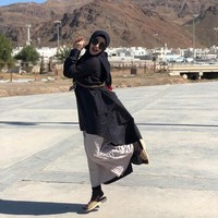 Warna-warna busana yang dipilih oleh Zaskia Gotik juga cenderung netral seperti hitam, cokelat, hingga dusty pink. Ia pun tidak mengenakan busana yang berat, tapi cukup simple seperti gamis, tunik, dan outerwear. Foto: Instagram