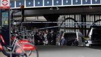 Sementara itu transportasi berjalan normal. Polisi lalu memberitahukan pada pusat transportasi London untuk mewaspadai terhadap paket mencurigakan lainnya. REUTERS/Peter Nicholls.