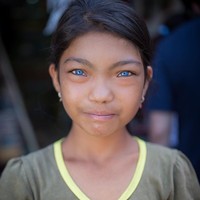 Beberapa orang memiliki warna mata yang berbeda karena kelainan genetis langka. Gadis asal Bali yang dipotret fotografer Justin Rayboun ini pun mendapatkannya karena sindrom Waardenburg. Kondisi tersebut membuat warna mata gadis tersebut menjadi biru dan membuatnya mencuri atensi. Instagram: @justinrayboun