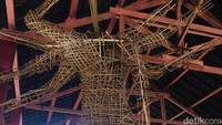Pembuatan ogoh-ogoh dimulai dari rangka yang terbuat dari bambu. Sosok ogoh-ogoh yang akan dibuat ini, umat Hindu menyebutnya sebagai jelmaan Vira Bhadra. (Harianto/detikTravel)