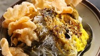 Kerupuk kanji jadi pelengkap wajin ketoprak. Disajikan royal dan makin enak saat diaduk atau dicocol bumbu kacangnya. Foto: Instagram @separuhkulemak
