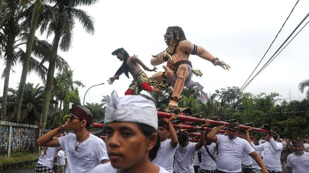 Umat Hindu melaksanakan ibadah Tawur Kesanga dan Sembahyang Tilem di Pura Amerta Jati, Depok, Rabu (6/3/2019). Kegiatan tersebut dalam rangka menyambut hari raya Nyepi Tahun Baru Saka 1941. (CNBC Indonesia/Andrean Kristianto)