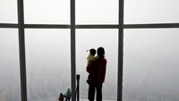 Polusi itu tidak hanya terlihat dengan mata telanjang, tetapi bisa dirasakan di tenggorokan. REUTERS/Kim Hong-Ji.
