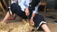 Sepertinya Livy sedang menikmati perannya sebagai pembuat kerupuk kulit. Ia dengan serius memotong kulit sapi menjadi potongan kecil sebelum digoreng jadi kerupuk. Foto: instagram @livyandriany