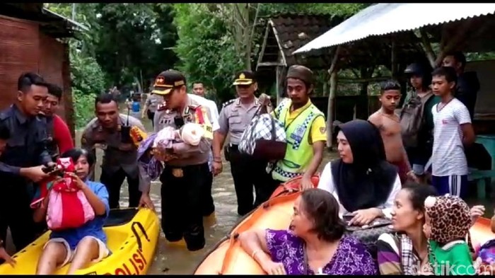 Sungai Pacal Meluap dan Bengawan Solo Siaga, Warga Bojonegoro Dievakuasi