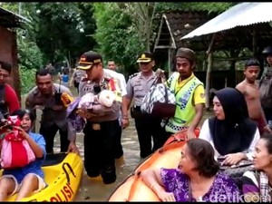 Kapolres Bojonegoro Turun Tangan Evakuasi Bayi dari Kepungan Banjir
