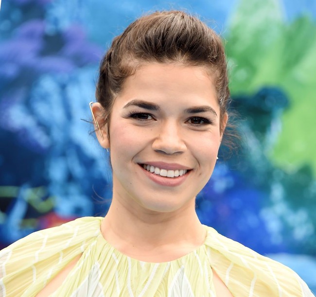 Aktris America Ferrera mendapatkan asuransi untuk semua giginya yang disponsori oleh brand pasta gigi Aquafresh, sebagai bagian dari promosi penggalangan dana yayasan Smile for Success. Kini gigi wanita 34 tahun ini bernilai USD 10 juta atau sekitar Rp 141 miliar. Foto: Getty Images