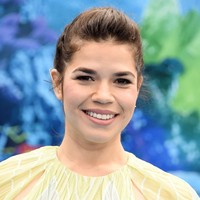 Aktris America Ferrera mendapatkan asuransi untuk semua giginya yang disponsori oleh brand pasta gigi Aquafresh, sebagai bagian dari promosi penggalangan dana yayasan Smile for Success. Kini gigi wanita 34 tahun ini bernilai USD 10 juta atau sekitar Rp 141 miliar. Foto: Getty Images