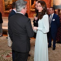 Gaun Kate bukan dari desainer kenamaan kali ini, melainkan penjahit pribadinya. Kate seolah mengikuti jejak Ratu Elizabeth yang memilih penjahit pribadi untuk semua bajunya, yaitu Angela Kelly dan Stuart Parvin. Foto: Dok. Getty Images