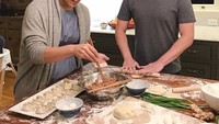 Perayaan tahun baru China diperingati keduanya. Mereka pilih perayaan sederhana dengan bikin dumpling di rumah. Foto: Instagram zuck