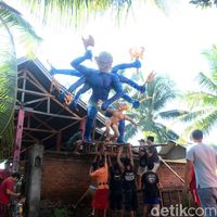 Jelang Nyepi, Yuk Lihat Proses Pembuatan Ogoh-ogoh di Lombok