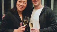 Kenal sejak 2004 saat sama-sama kuliah di Harvard, Priscilla selalu setia mendampingi Mark. Ia juga jadi saksi saat Mark mengembangkan Facebook. Foto: Instagram zuck