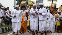 Umat Hindu berdatangan ke Pura Aditya Jaya, Rawamangun, Jakarta Timur, Rabu (6/3/2019).