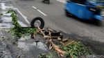 Awas! Jalan Berlubang di Gunung Sahari Ini Cuma Ditandai Ban Bekas
