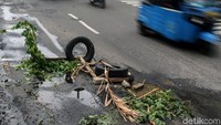 Keberadaan ban bekas itu pun membuat para pengendara memperlambat kecepatannya untuk menghindari lubang itu.