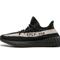 Adidas Yeezy Boost 350 menempati urutan kedua. Entah suka atau tidak, Kanye West memang seseorang yang berpengaruh terhadap kultur sneakers dunia. Tak heran Adidas Yeezy Boost buatannya selalu habis dalam hitungan menit, bahkan dijual lagi dengan harga tinggi. Foto: Yeezy