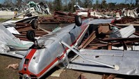 Tornado yang menghantam kawasan Alabama, Amerika Serikat, tak hanya merusak bangunan dan infrastruktur, tetapi juga merusak sejumlah pesawat di Bandara Eufaula Municipal.