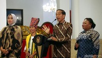 Dalam kesempatan itu Jokowi bercerita soal perjuangan ibundanya, Sudjiatmi.