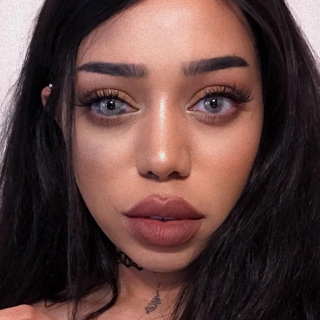 Sonia Leslie adalah seorang YouTuber yang punya penampilan unik pada bagian matanya. Warna pada salah satu kornea Sonia terlihat seperti tumpah. Meski unik, kondisi tersebut pernah membuat Sonia marah karena banyak orang bertanya apa yang salah dengan matanya. Instagram: @sonialeslie