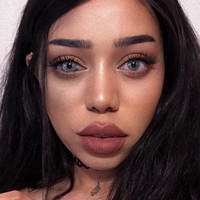 Sonia Leslie adalah seorang YouTuber yang punya penampilan unik pada bagian matanya. Warna pada salah satu kornea Sonia terlihat seperti tumpah. Meski unik, kondisi tersebut pernah membuat Sonia marah karena banyak orang bertanya apa yang salah dengan matanya. Instagram: @sonialeslie