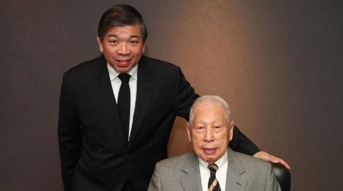JUDI ONLINE Teo Siong Seng (kiri) dan ayahnya Chang Yun Chung (kanan) pendiri Pacific International Lines/PIL. Foto: CNBC/Pacific International Lines
