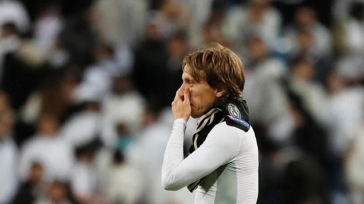 Luka Modric dikerjai gelandang muda Ajax Amsterdam Frenkie de Jong (Susana Vera/REUTERS)