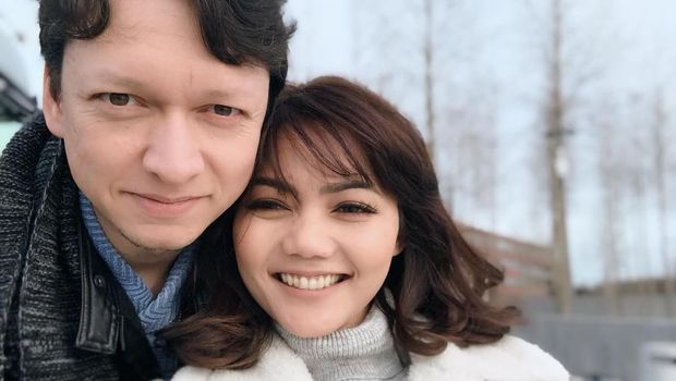 Pernikahan Rina Nose sempat diundur