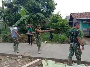 Warga-TNI Gotong Royong Perbaiki Jalan Kampung di Bekasi
