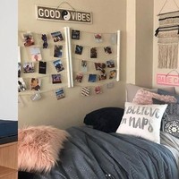 Agar lebih betah dan istirahat lebih berkualitas, kamar tidur perlu dibuat senyaman mungkin. Agar kamar kecil terlihat lebih menarik dan luas, Anda pun bisa menambah pajangan di dinding, misalnya dengan menggantung foto-foto seperti ini. Foto: Instagram/Twitter/YouTube