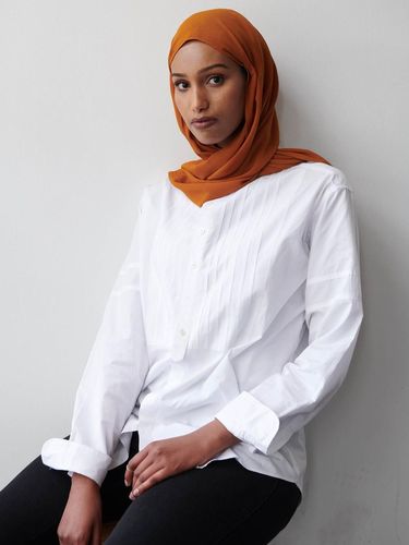 Model Berhijab Ini Curi Perhatian di Melbourne Fashion Festival