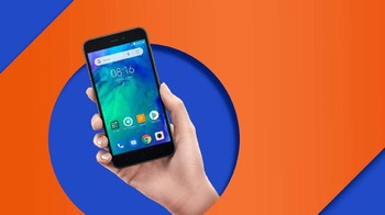 Redmi Go hadir pilihan warna Hitam dan Biru. Ponsel ini bisa dibeli lewat flash sale di JD.id dan pre-order Mi.com pada 11 Maret.  Barulah pada 20 Maret ponsel ini akan tersedia di Mi Store dan Indosat Ooredoo Store.  Foto: Xiaomi