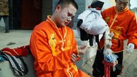 Tradisi egrang berkembang berbeda di berbagai daerah China. Pemakai egrang Hebei pijakannya 1 meter, berpakaian seperti selusin roh, termasuk hantu berkepala besar, dukun atau raja kejahatan (Natalie Thomas/CNN Travel)  