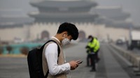 Warga pun harus selalu memakai masker saat beraktivitas di luar ruangan. REUTERS/Kim Hong-Ji.