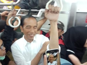 Saling Sahut BPN vs TKN Gegara Jokowi Desak-desakan Naik KRL