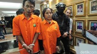 Para pelaku dihadirkan dalam rilis dengan memakai baju tahanan. Mereka juga dijaga oleh polisi bersenjata lengkap.