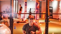 Selain Calisthenics, sebenernya gue menganjurkan kalian untuk latihan beban. Kenapa? Karena, pada dasarnya Calisthenics hanya latihan beban tubuh, dan modifikasi latihannya jauh lebih susah daripada latihan di Gym, tulis Kenny. (Foto: Instagram/kennyharyanto, ditampilkan atas izin yang bersangkutan.)