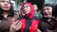 Ratna dalam sidang sebelumnya didakwa pasal 14 ayat 1 UU Nomor 1 Tahun 1946 tentang Peraturan Hukum Pidana dan Pasal 28 ayat 2 Jo pasal 45a ayat 2 UU Nomor 19 Tahun 2016 tentang Perubahan Atas UU Nomor 11 Tahun 2008 tentang ITE.
