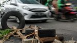 Awas! Jalan Berlubang di Gunung Sahari Ini Cuma Ditandai Ban Bekas